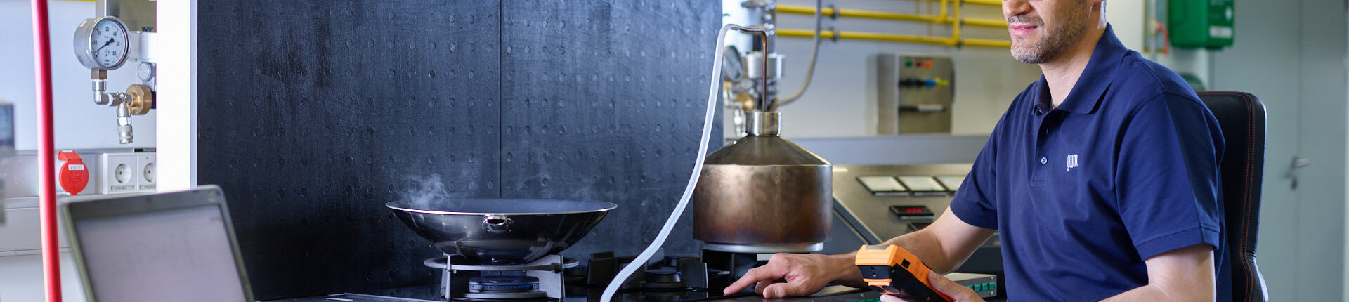 GWM-Mitarbeiter entwickelt Lösungen in der Kochfeldtechnologie.